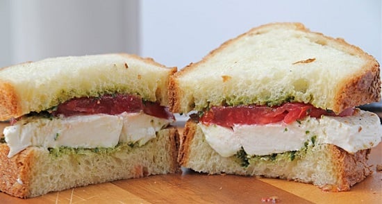 Find lots of healthy school lunch ideas here! 30 healthy back to school lunch ideas that are quick, easy and kid approved! Farmer's Market Sandwich cut in half.
