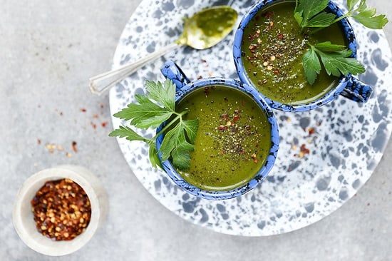 Find lots of healthy school lunch ideas here! 30 healthy back to school lunch ideas that are quick, easy and kid approved! Containers of kale and apple soup in a blue bowl.