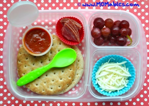 Find lots of healthy school lunch ideas here! 30 healthy back to school lunch ideas that are quick, easy and kid approved! DIY Pizza lunchables in bento box with toppings and grapes.
