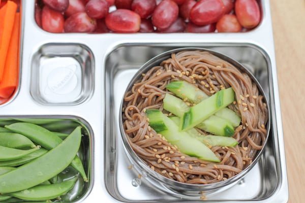 Find lots of healthy school lunch ideas here! 30 healthy back to school lunch ideas that are quick, easy and kid approved! Bento box with soba noodles and vegetables.