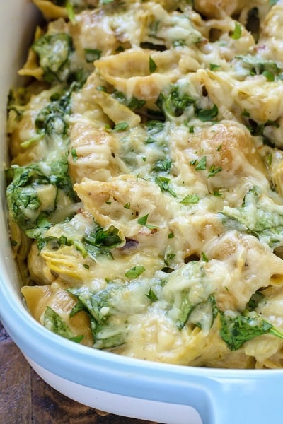 Find lots of healthy school lunch ideas here! 30 healthy back to school lunch ideas that are quick, easy and kid approved! Baking dish of spinach artichoke mac and cheese.
