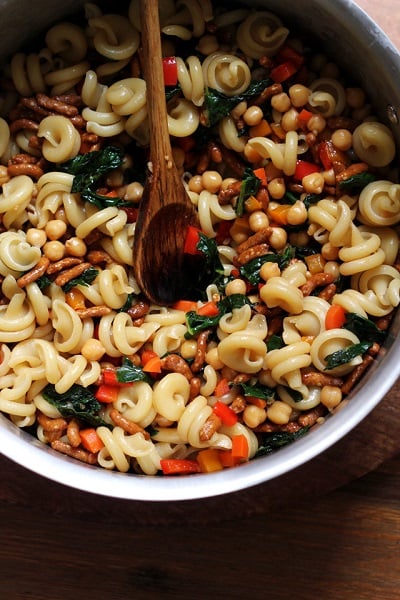 Find lots of healthy school lunch ideas here! 30 healthy back to school lunch ideas that are quick, easy and kid approved! White bowl of Asian pasta salad.