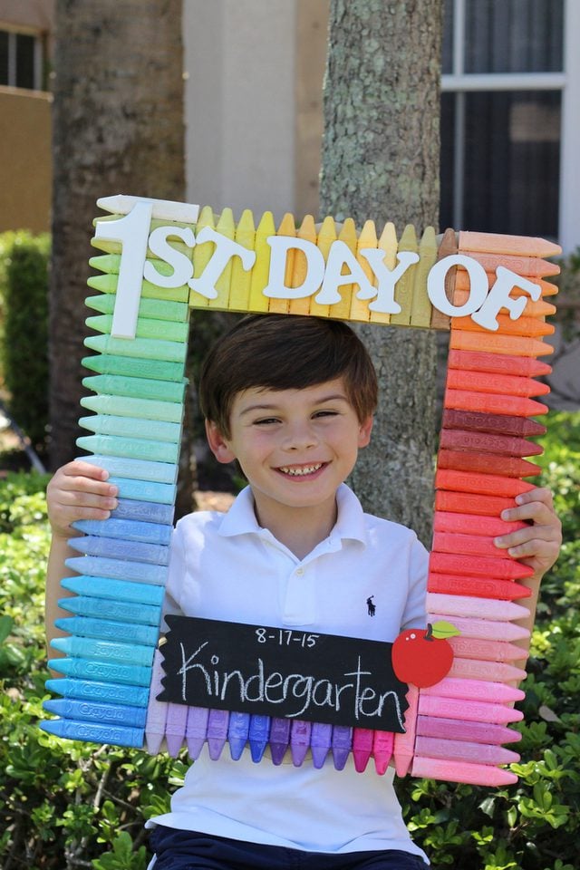 Here are 10 fun first day of school picture ideas. These first day of school picture ideas are perfect for back to school. Try one of them this year! Photo sign made out of sidewalk chalk.
