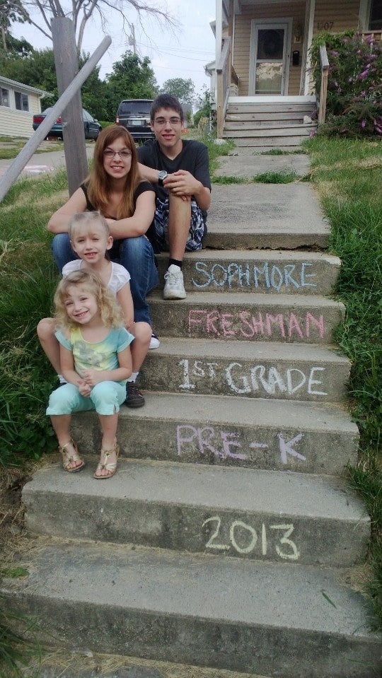Here are 10 fun first day of school picture ideas. These first day of school picture ideas are perfect for back to school. Try one of them this year! Outside steps with grades and children beside it.