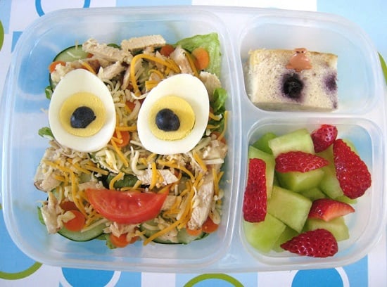 Find lots of healthy school lunch ideas here! 30 healthy back to school lunch ideas that are quick, easy and kid approved! Bento box with salad and fruit.