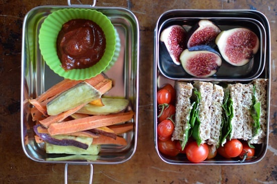Find lots of healthy school lunch ideas here! 30 healthy back to school lunch ideas that are quick, easy and kid approved! Bento lunch box with sandwiches.
