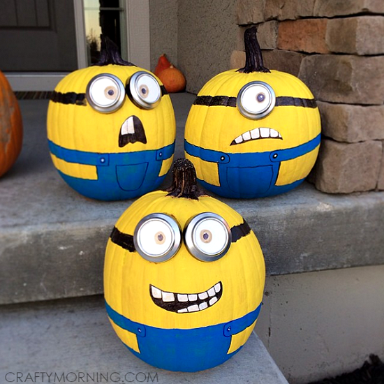 Find 20 no carve pumpkin decorating ideasย the entire family can help with.ย It's so fun to decorate for Fall and what better way than with pumpkins! Minion pumpkin on steps.