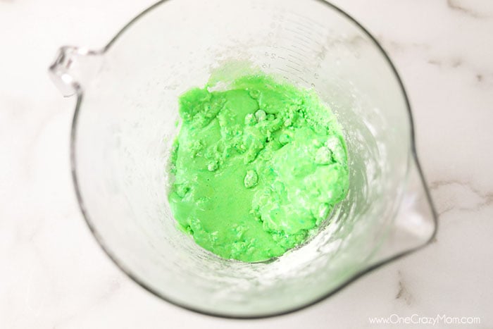 Cornstarch and jello combined in a bowl.