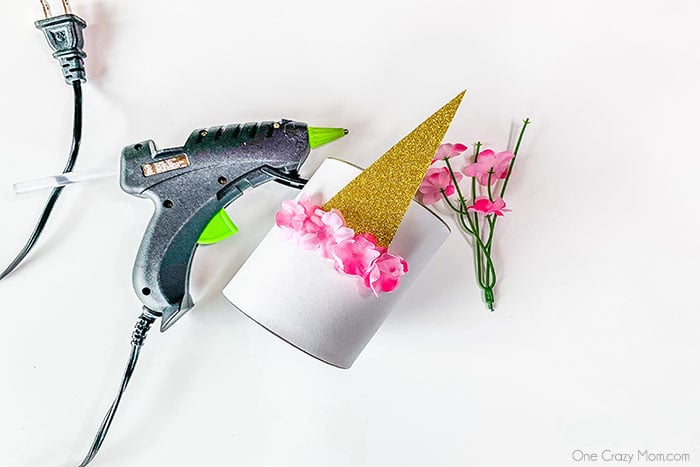 Triangle and flowers attached to can.