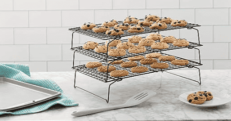 Cooling rack with cookies.