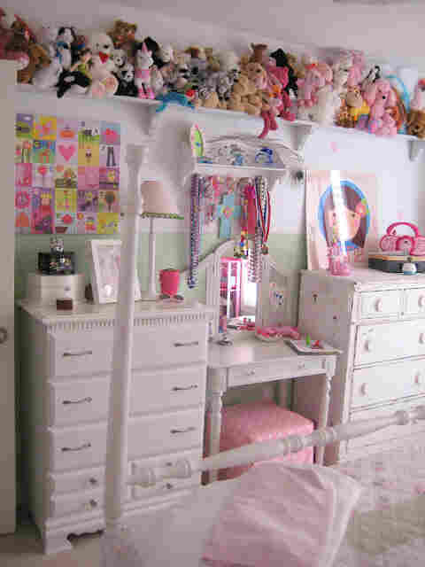 Wall shelf with stuffed animals.