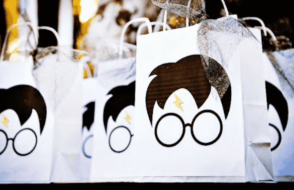 Favor bags with Harry Potter silhouette.