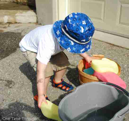 Child playing with water and sponges.