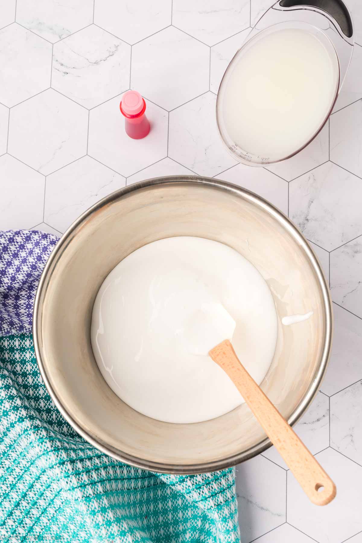 Mixing bowl with glue.