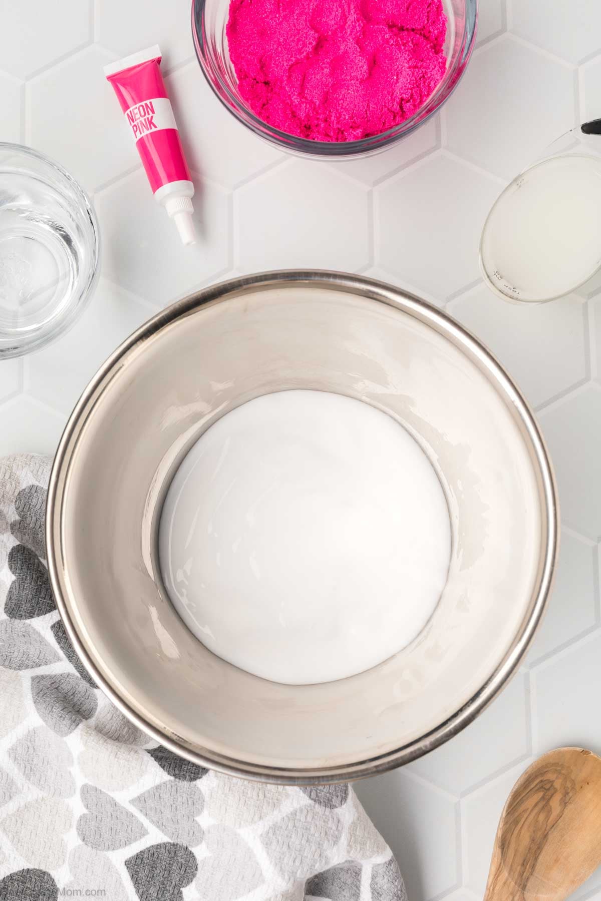 Glue in large mixing bowl.