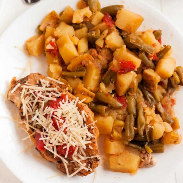 Get dinner on the table with very little effort thanks to these Easy Slow Cooker Meals for busy moms. Find over 20 recipes that are delicious and so easy. Get dinner on the table with very little effort thanks to these Easy Slow Cooker Meals for busy moms. Find over 20 recipes that are delicious and so easy.