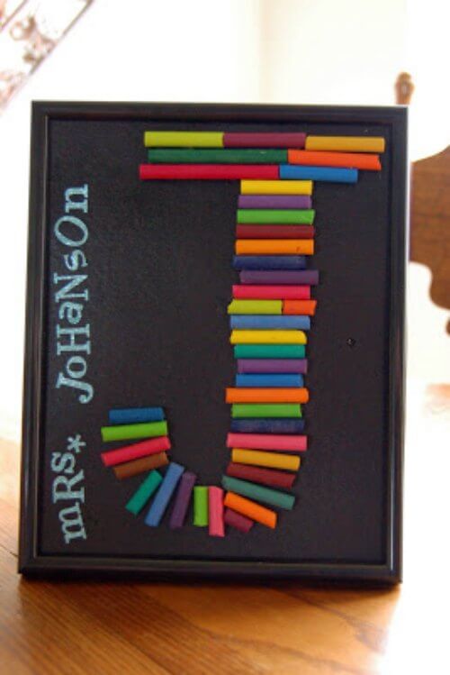 Here are the best teacher appreciation gift ideas. Teachers will love these diy teacher appreciation gifts! These are the best teacher appreciation week ideas that you can give to your teachers anytime during the year. Creative and cheap teacher appreciation gifts! Crayons arranged in a letter in a frame for teacher.