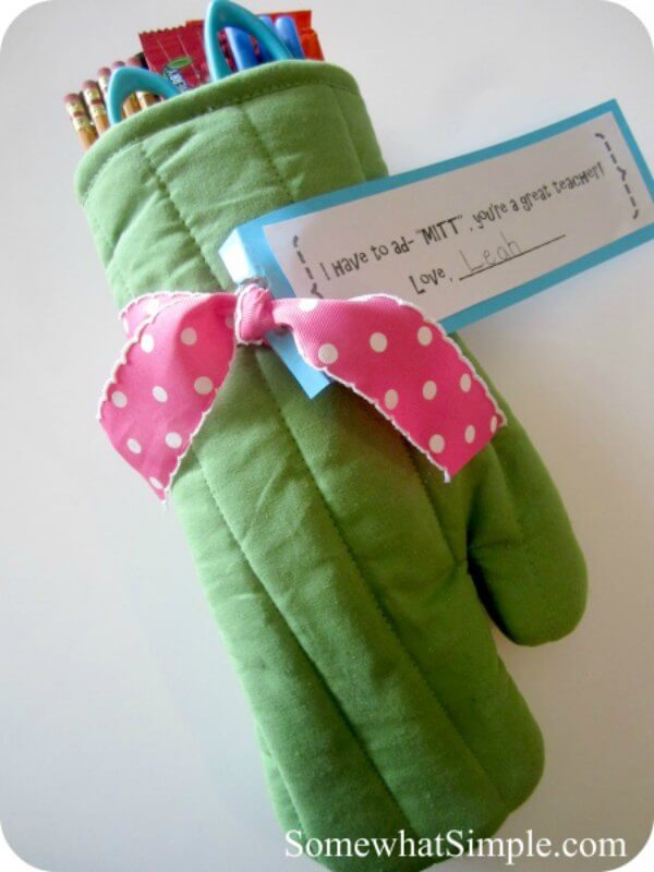 Here are the best teacher appreciation gift ideas. Teachers will love these diy teacher appreciation gifts! These are the best teacher appreciation week ideas that you can give to your teachers anytime during the year. Creative and cheap teacher appreciation gifts! Oven Mitt with gifts inside.