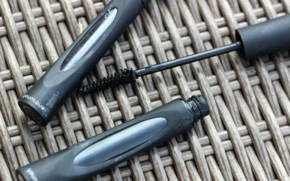 Learn how to fix dry mascara in just a few easy steps. Save money when you learn how to revive mascara. This tip is so quick and easy! Mascara wands and tubes.