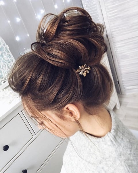 You will love these quick and easy cute bun hairstyles for busy moms. Find 25 messy bun hairstyles that take very little time. Cute buns for Mom. You will love these quick and easy cute bun hairstyles for busy moms. Find 25 messy bun hairstyles that take very little time. Cute buns for Mom.