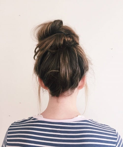 You will love these quick and easy cute bun hairstyles for busy moms. Find 25 messy bun hairstyles that take very little time. Cute buns for Mom. You will love these quick and easy cute bun hairstyles for busy moms. Find 25 messy bun hairstyles that take very little time. Cute buns for Mom.