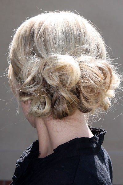 You will love these quick and easy cute bun hairstyles for busy moms. Find 25 messy bun hairstyles that take very little time. Cute buns for Mom. You will love these quick and easy cute bun hairstyles for busy moms. Find 25 messy bun hairstyles that take very little time. Cute buns for Mom.