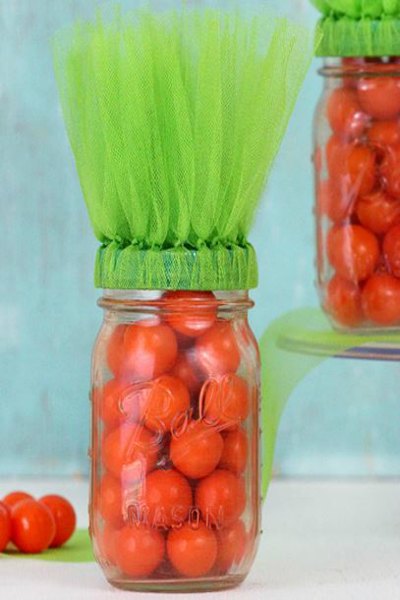 Try some of these quick and easy Easter crafts for kids. The ideas are endless and fun for the entire family. Find 20+ easy Easter crafts. Carrot Mason jars with tulle.