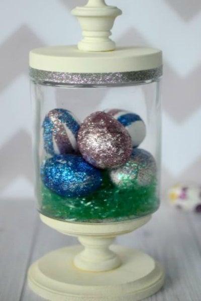 Try some of these quick and easy Easter crafts for kids. The ideas are endless and fun for the entire family. Find 20+ easy Easter crafts. Apothecary jar with foil eggs.