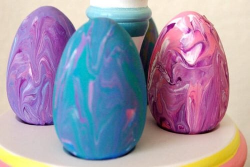 We have 25 Easter egg decorating ideas that are so easy and the kids will love. Gather the family together and make lots of sweet memories with these ideas. Marbled Eggs on stand.