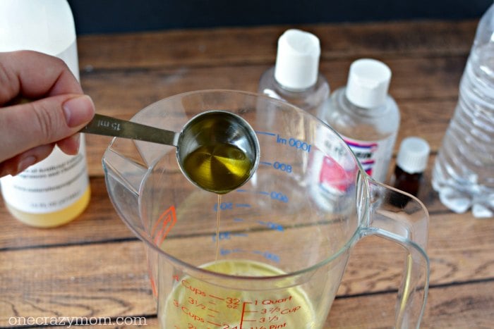 You're going to love this Homemade Dandruff Shampoo. Forget paying way to much at the store when you can make this DIY dandruff shampoo at home. Try it! Ingredient in measuring cup.