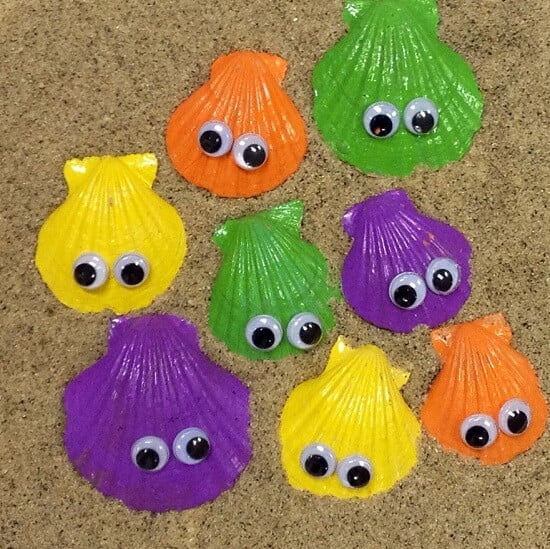 Summer is here and we have 25 adorable seashell crafts for kids. This is such a fun activity to keep the kids busy. Plus, seashells are inexpensive or free. Seashells in different colors.