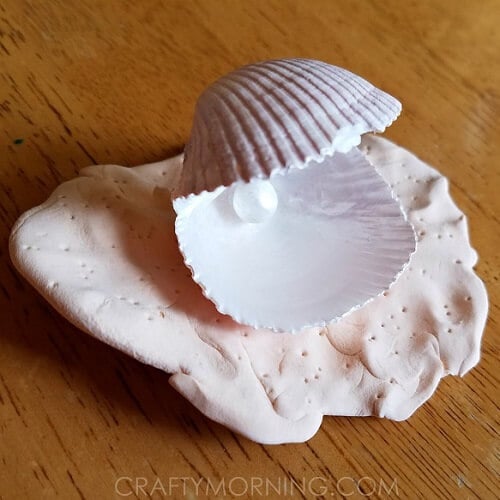 Summer is here and we have 25 adorable seashell crafts for kids. This is such a fun activity to keep the kids busy. Plus, seashells are inexpensive or free. Seashell with pearl.