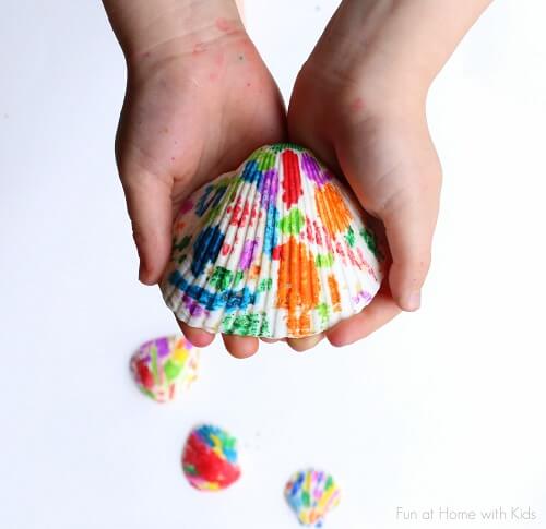 Summer is here and we have 25 adorable seashell crafts for kids. This is such a fun activity to keep the kids busy. Plus, seashells are inexpensive or free. Crayons decorated with melted crayons.