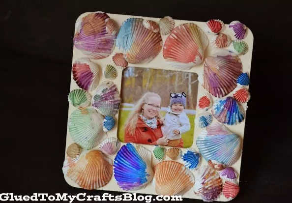 Summer is here and we have 25 adorable seashell crafts for kids. This is such a fun activity to keep the kids busy. Plus, seashells are inexpensive or free. Picture frame with seashells.
