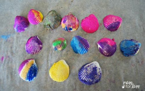 Summer is here and we have 25 adorable seashell crafts for kids. This is such a fun activity to keep the kids busy. Plus, seashells are inexpensive or free. Seashells with sand and painted.