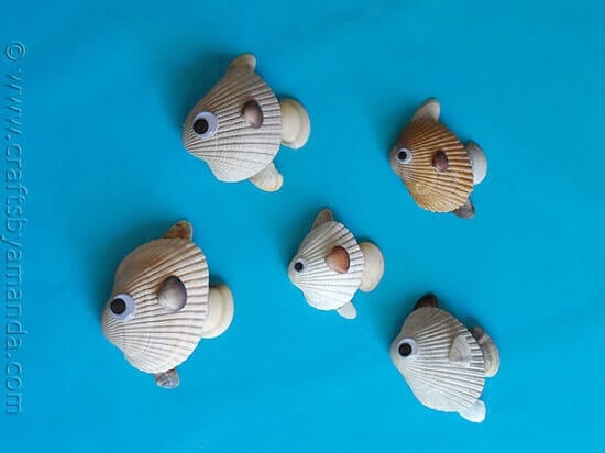 Summer is here and we have 25 adorable seashell crafts for kids. This is such a fun activity to keep the kids busy. Plus, seashells are inexpensive or free. Seashells decorated as crafts.