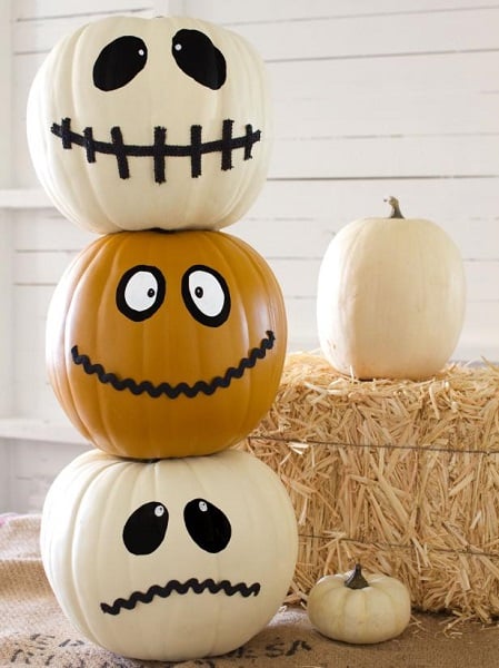 Find 20 no carve pumpkin decorating ideasย the entire family can help with.ย It's so fun to decorate for Fall and what better way than with pumpkins! Stack of jack o lantern pumpkins.