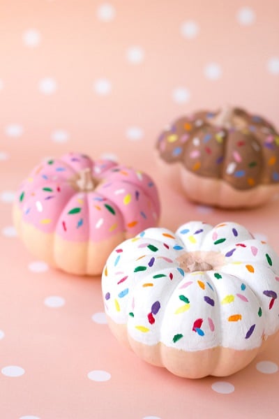 Find 20 no carve pumpkin decorating ideasย the entire family can help with.ย It's so fun to decorate for Fall and what better way than with pumpkins! Pumpkin donuts arranged together.