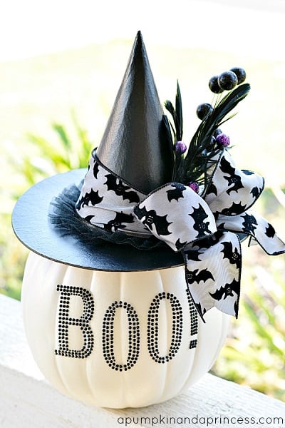 Find 20 no carve pumpkin decorating ideasย the entire family can help with.ย It's so fun to decorate for Fall and what better way than with pumpkins! Black and white decorated pumpkin.
