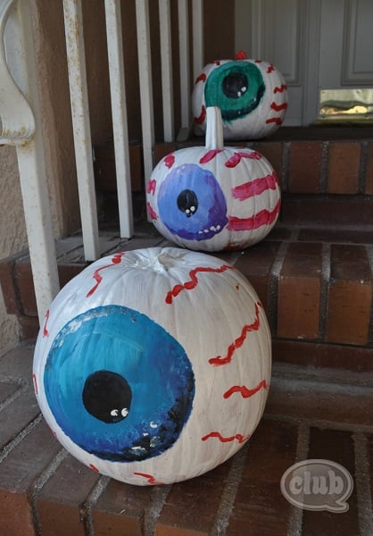 Find 20 no carve pumpkin decorating ideasย the entire family can help with.ย It's so fun to decorate for Fall and what better way than with pumpkins! Pumpkin painted as an eyeball.