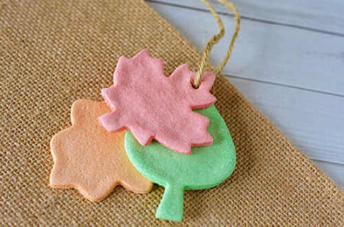 If you're looking for easy ways to make your home and car smell amazing, try one of these DIY Air Fresheners.These ideas are natural and smell wonderful. Natural hanging car air freshener.