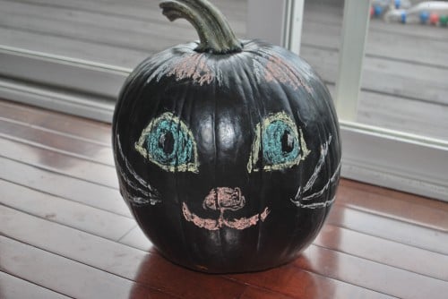 Find 20 no carve pumpkin decorating ideasย the entire family can help with.ย It's so fun to decorate for Fall and what better way than with pumpkins! Chalkboard pumpkin with design.