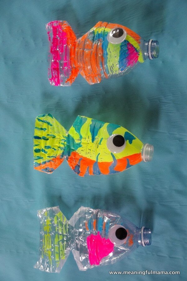 I think you will love these water bottle crafts for kids. These are perfect for keeping the kids busy without breaking the bank! Try 12 water bottle crafts for kids recycled. Your kids are going to love these DIY plastic bottle crafts! #onecrazymom #crafts #craftideas Water bottle fish lined up.