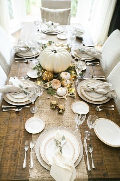 Make your table beautiful with these easy Thanksgiving table decor ideas. 20 Thanksgiving table decorating ideas that are budget friendly and easy to make. Neutral table setting with individual place settings.
