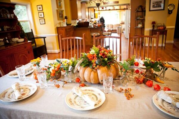 Make your table beautiful with these easy Thanksgiving table decor ideas. 20 Thanksgiving table decorating ideas that are budget friendly and easy to make. Floral centerpiece with pumpkins.