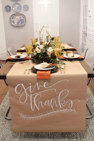 Make your table beautiful with these easy Thanksgiving table decor ideas. 20 Thanksgiving table decorating ideas that are budget friendly and easy to make. Give Thanks table runner made out of paper.