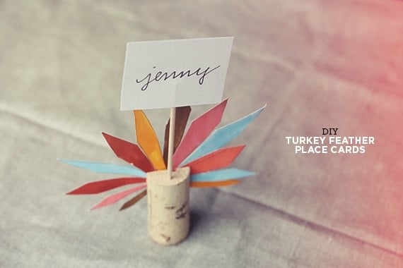 Make your table beautiful with these easy Thanksgiving table decor ideas. 20 Thanksgiving table decorating ideas that are budget friendly and easy to make. Turkey feather place cards with diy feathers.