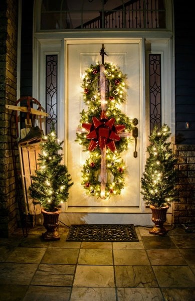 Get your home ready for Christmas with these 25 Christmas Porch Decorating Ideas. Beautiful Christmas porch ideas that are simple and budget friendly! Christmas lights hanging with lights.