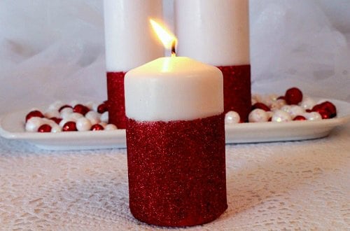 Create Christmas table top decorations with these easy ideas. 15 DIY Christmas table decorations anyone can make. Simple Christmas table decoration ideas. Glitter candles on a tray.