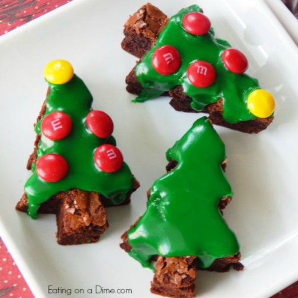 Try these easy Christmas desserts for your next holiday party. 25 easy Christmas treats everyone will love. Simple and easy Christmas dessert recipes. 